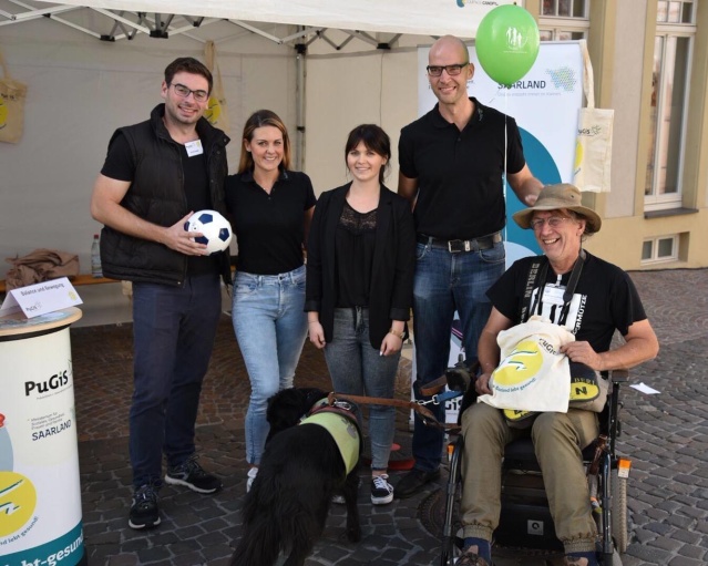 Das PuGiS Team mit Winfried Hoffmann und seiner Hündin Kyra auf dem 3. Saarländischen Familienfest