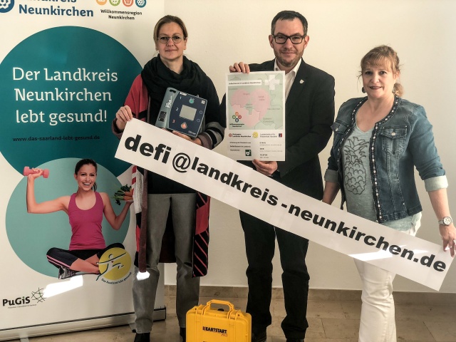 Landrat Meng und die Projektleiterinnen der Vitalregion (Kathrin Herbst,r.) sowie der Kampagne »Der Landkreis lebt gesund!« (Anja Stuppi,l.)