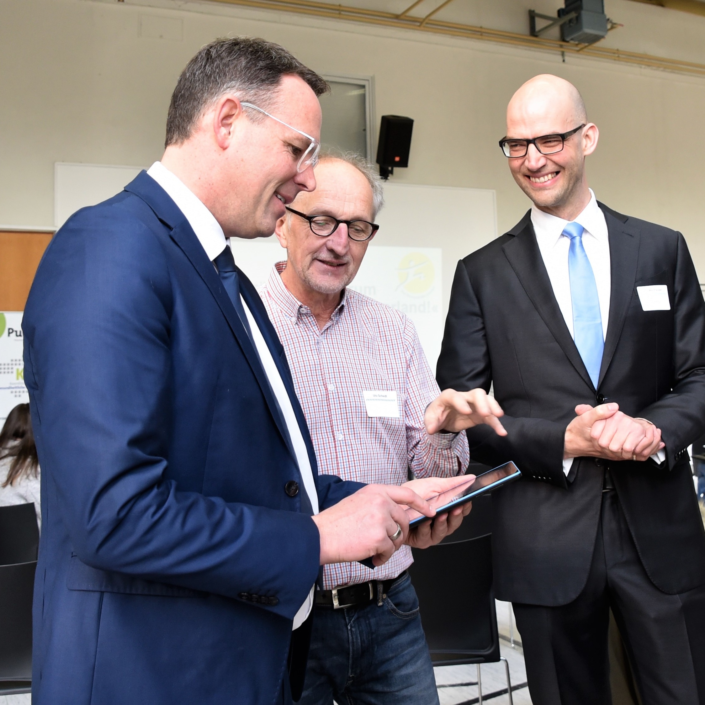 Gesundheitsstaatssekretär Stephan Kolling (l.) und PuGiS-Vorstandsreferent Till Waldhausen (r.) aktiv am Stand der DENKSPUR mit Uto Scheidt.