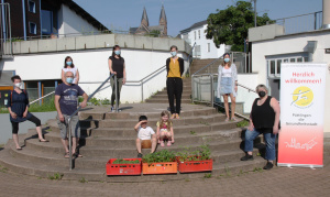 v.l.n.r.: G. Weber (Kita Bengesen), J. Himbert (Stadtverwaltung), Herr Render (davorstehend), J. Lackes (Leiterin Kita Am Schlösschen), R. Lapp (Leiterin kath. Kita St. Bonifatius), L. Bock (Leiterin Kita Berg) und E. Haut (Lenkungsgruppenleiterin »Püttlingen lebt gesund!«) zusammen mit den Kita-Kindern Zain und Mila (Mitte)