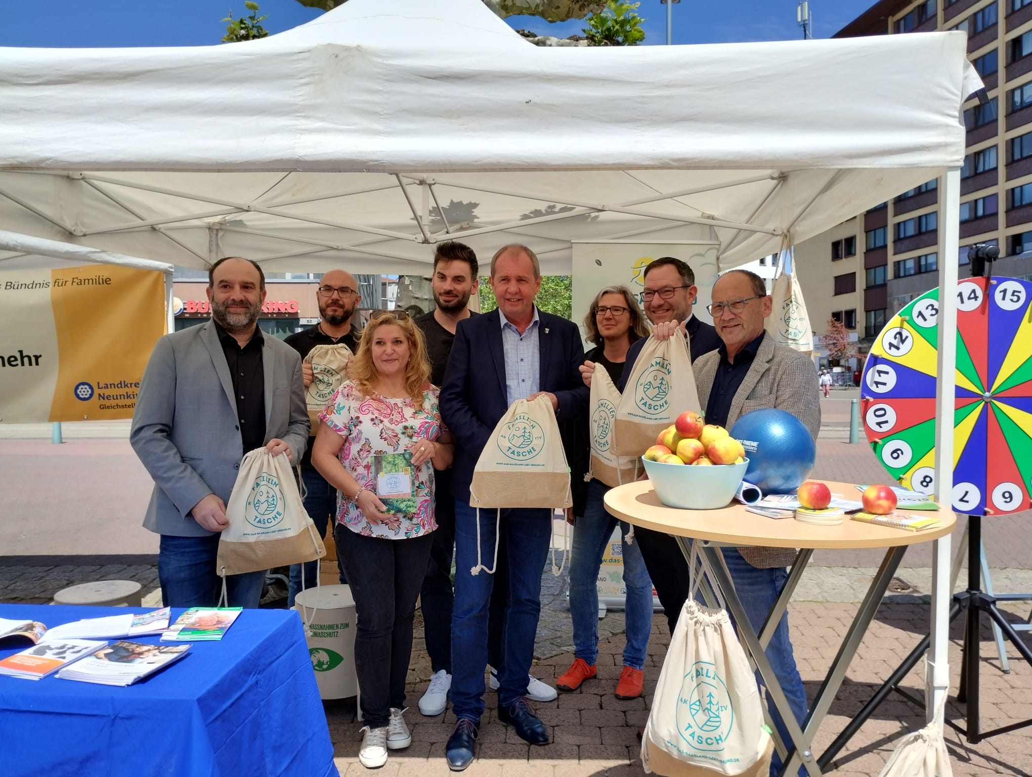 Politischer Besuch am Stand