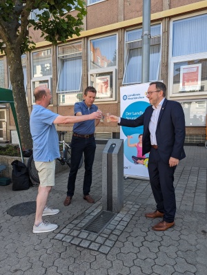 Michael Keck, Jörg Aumann und Sören Meng am Trinkwasserbrunnen