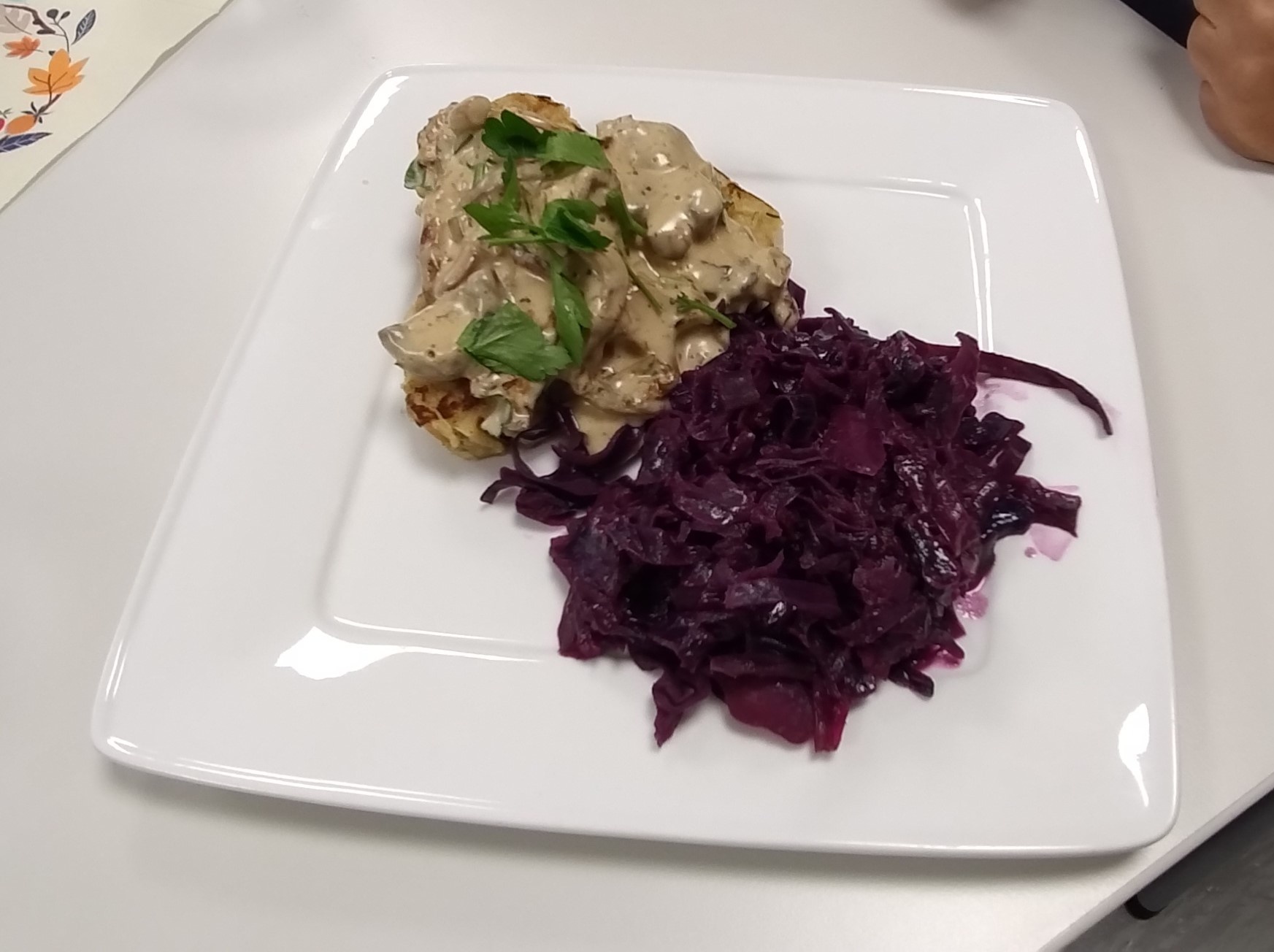 Pilzragout mit Serviettenknödel und Rotkohl